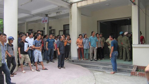 Mang xác sản phụ lên trước sảnh bệnh viện